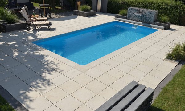 Poolumrandung Beckenrandsteine Aquitaine flach mit Anschlussplatten Terrassenplatten pool-shop24.com